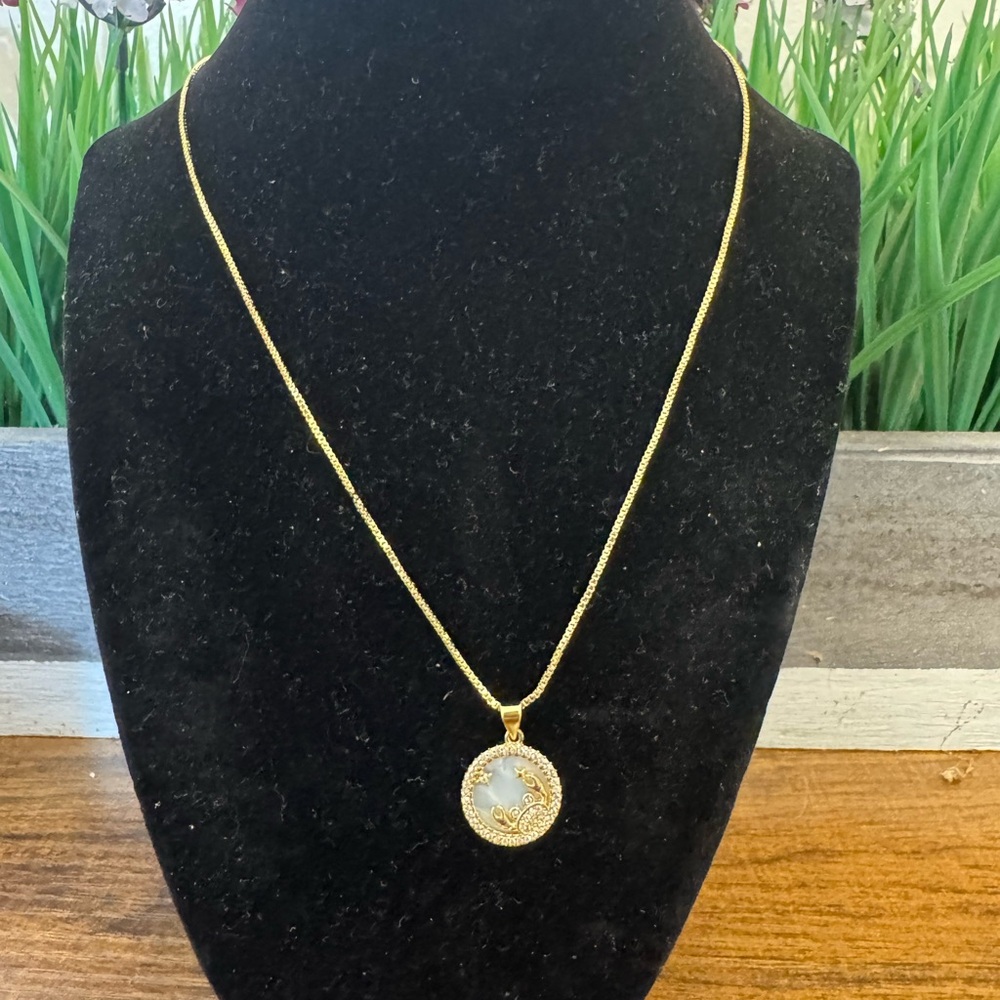 Elegant Gold and Silver Pendant Necklace - Picture 4 of 7